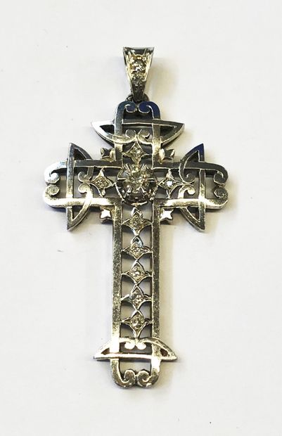 null 18K (750/1000th) white gold cross pendant set with a central old-cut diamond...