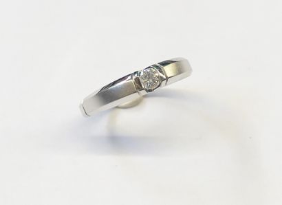 null RING in 18K white gold (750/1000th) set with a brilliant-cut diamond of 0.1...