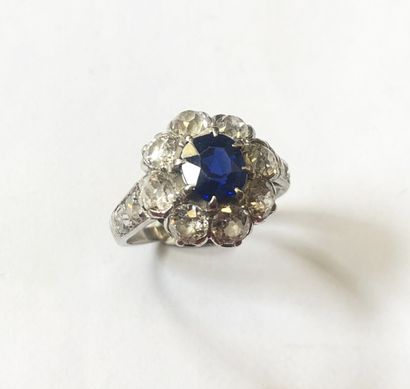 null POMPADOUR RING in 18K white gold (750/1000th) set with a central oval sapphire...