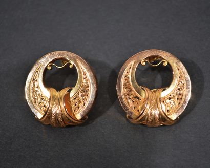 null Pair of 18 K (750/oo) yellow gold hoop earrings decorated with floral scrolls...