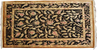 null IRAN, Ghoum

Hand-knotted silk carpet with floral decoration in a rectangular...