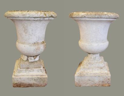 null Belle paire de grands VASES DE JARDIN de forme Médicis en marbre blanc. Base...