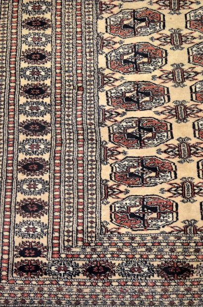 null ORIENT

Hand-knotted wool KARIMI RUG decorated with geometric patterns on a...