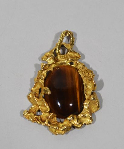 null 18 K (750/oo) yellow gold PENDANT set with a large Tiger's eye stone

Height...