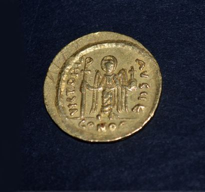null Magnificent coin of Phocas in yellow gold 24 K (100/oo)

Obverse : Description...