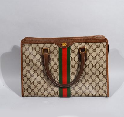 null GUCCI - Sac à main porté coude à décor d'un ruban vert et rouge avec sa pochette...