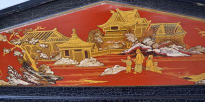 null BOIS DE LIT en bois laqué or et rouge

Chine du Sud, début du XXème siècle

A...