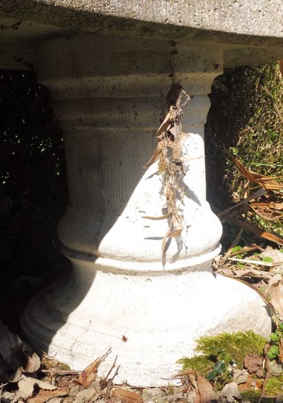 null BANC en pierre sculptée reposant sur deux piétements colonnes à gradins annelés...