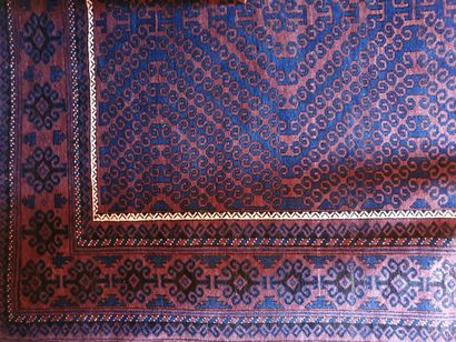 null IRAN

TAPIS en laine nouée à la main à décor de losanges bordés de volutes bleues...