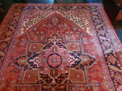 null INDIA - Teppich

Hand-knotted wool carpet with a central diamond-shaped design...