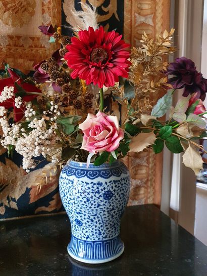 null POTICHE en porcelaine à décor en camaïeu bleu de rinceaux fleuris 

CHINE, XXe...
