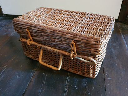 null PERRY AND CO - AMSTERDAM

PICNIC service in a small woven wicker basket containing...