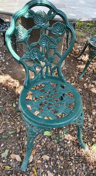 null Suite of eight green lacquered wrought iron GARDEN CHAIRS with openwork rose...