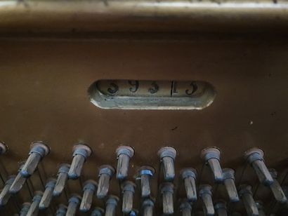 null PIANO DROIT de marque Henri HERZ en placage de noyer - Cadre métallique 

Porte...