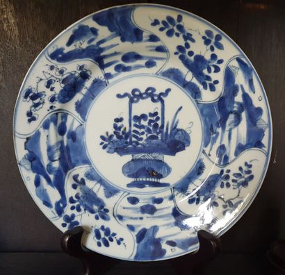 null COMPAGNIE DES INDES

Suite de huit ASSIETTES rondes en porcelaine à décor en...