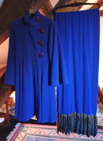 null PIERRE CARDIN

Women's long coat in royal blue wool with viscose lining with...