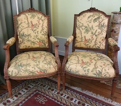 null Pair of moulded and carved oak armchairs decorated with twisted ribbons - The...