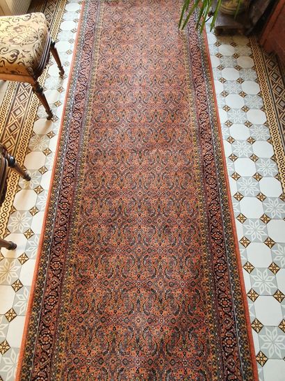 null Important GALLERY RUG in mechanically knotted wool decorated with flowering...
