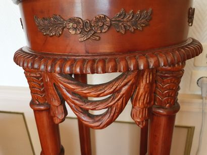 null Carved mahogany SADDLE. The circular top decorated with garlands of draperies...