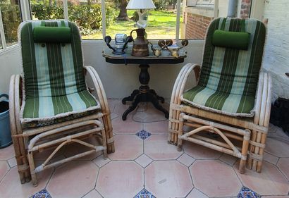 null Pair of woven rattan armchairs with removable toe box

20th century 

Height...