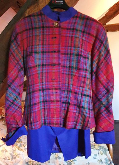 null SHEILA DE VRIES

Tailleur jupe en laine violette et à fond rouge

Taille 38