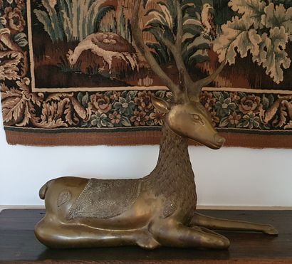 null Important lying CERF in bronze with golden patina finely chiseled

THAILAND,...