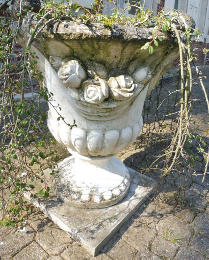 null Paire de deux GRANDS VASES de jardin de forme MEDICIS en pierre sculptée à décor...