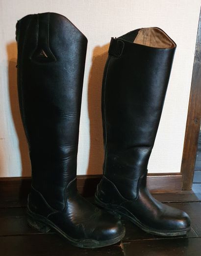 null MOUNTAIN HORSES

Pair of black leather riding boots for woman - Size 38

Condition...