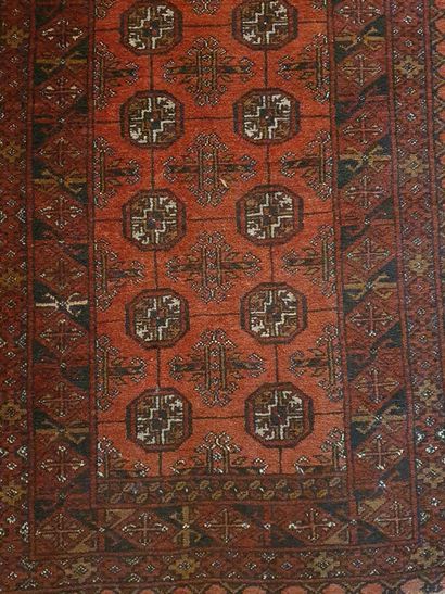 null IRAN - Bukhara

Hand-knotted woollen GALLERY RUG decorated with black flowers...