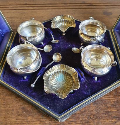 null Padded box containing a suite of two shell SALONS and four MOUTARDIERS silver...