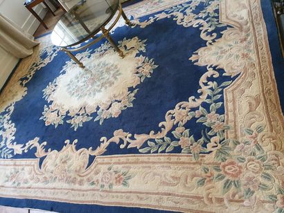 null CHINA - Tientsen

Hand-knotted wool carpet with a central decoration of an armful...