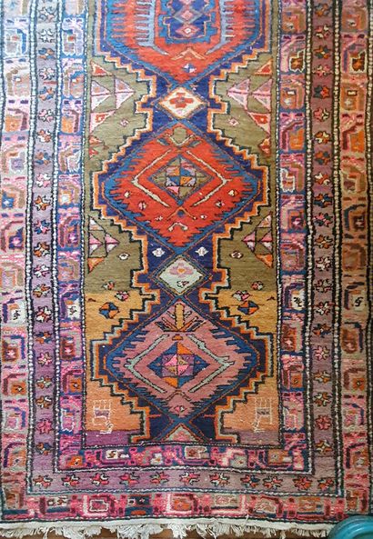 null IRAN - ZANDJAN

GALLERY RUG in hand-knotted wool decorated with juxtaposed red...