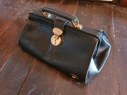 null ADPEL - ITALY

Doctor's case with gusset in black leather 

Signed on the inside



Two...