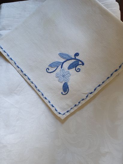 null Meeting of two sets of HOUSE LINEN : 

1°) in embroidered cotton with figured...