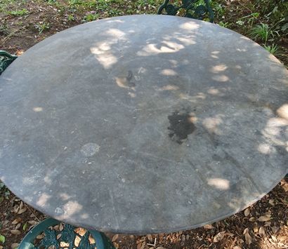 null TABLE RONDE de jardin moderniste en pierre dure anthracite reposant sur un piétement...