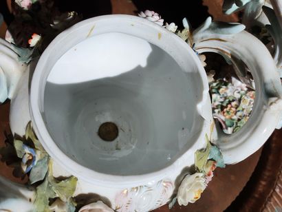 null MEISSEN (in the taste of)

Pair of porcelain COUVERED VESSELS with applied decoration...