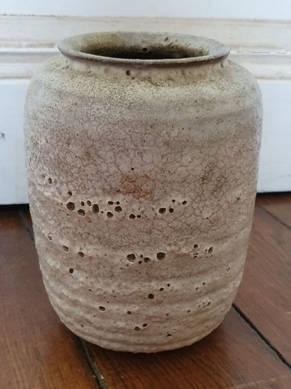 null Stoneware vase with white raku decoration, slightly bubbled on the surface

Monogrammed...