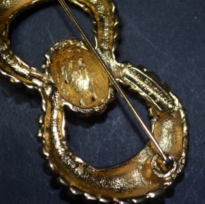 null BALENCIAGA

Broche en métal doré en forme de bouche de ceinture à deux anneaux....