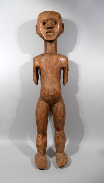 null AFRIQUE 

Statue en bois sculpté représentant un personnage nu.

Hauteur : 102...