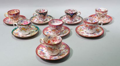 null MINTON Suite de huit tasses à café et neuf sous-tasses en porcelaine à décor...