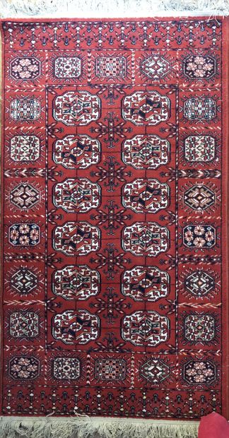 null BOUKHARA

Reunion de deux petits tapis en laine à décor de güls sur fond rouge.

Dims...