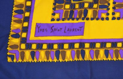 null YVES SAINT LAURENT

Carré de soie jaune, violet et marine.

(Etat neuf)