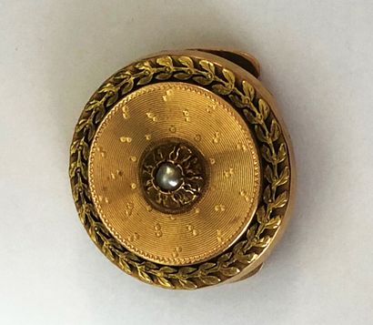 null BOUTON DE COL en or jaune et rose 18K (750/1000e) à décor central d'une perle...