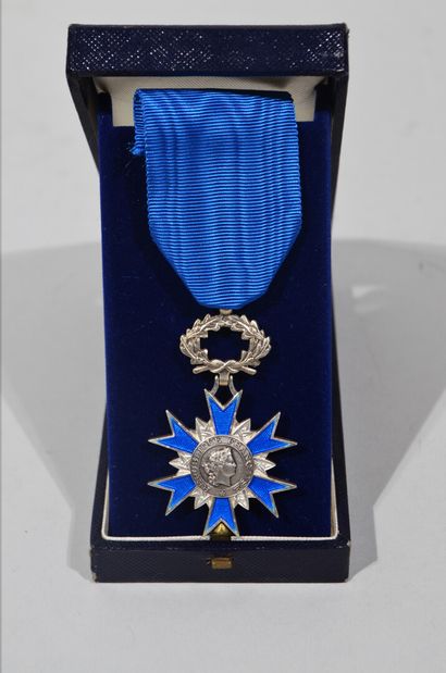 null MEDAILLE de l'Ordre National du Mérite du 3 décembre 1963.

Ruban bleu. Dans...