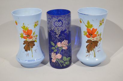 null PAIRE DE VASES à col évasé en opaline bleu à décor de fleurs. 

XXème siècle.

Hauteur...