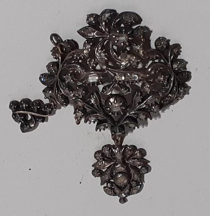 null ELEMENT DE PARURE en argent et vermeil de forme losangique ajouré à décor de...