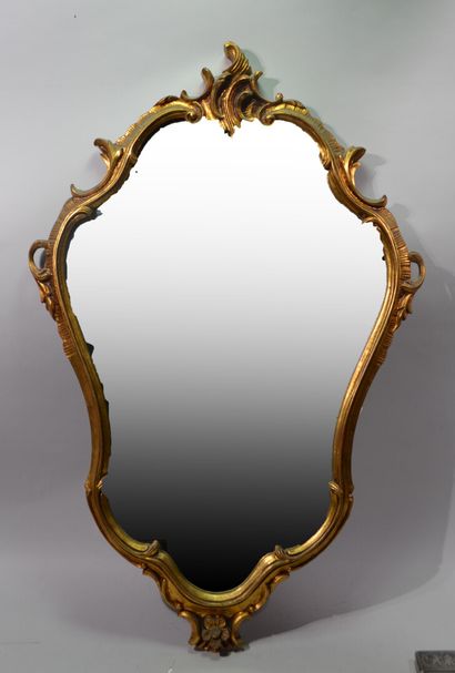 null Miroir d'applique en bois laqué doré aux formes rocailles et à florales

Haut....