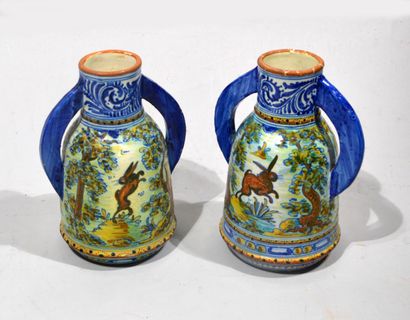 null TALAVERA - Paire de vases à anses en faïence à décor d'animaux sur les deux...