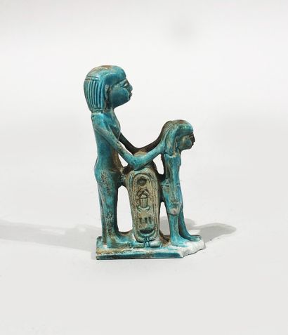 null GRANDE AMULETTE à glaçure turquoise représentant probablement Isis et Horus.

Travail...