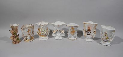 null COLLECTION de 34 VASES DE MARIEE en porcelaine à décor polychrome pour la plupart,...